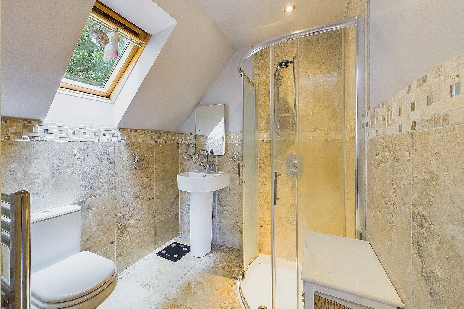 En-suite to bedroom.